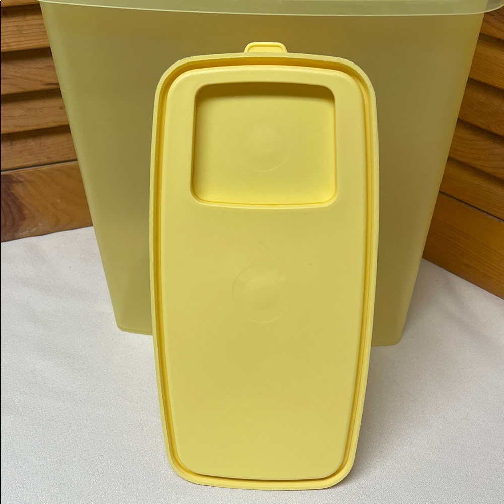 Tupperware Large Cereal Storage Container - Picture 15 of 16